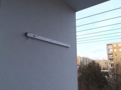 Lodžiový sušiak je taktiež vyrobený z hliníkového uzavretého profilu povrchovo upraveného eloxovaním. Sušák tvoria dve ramená s dĺžkou 640mm