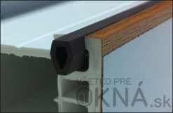 Protiprachové těsnění zabraňuje usadzovaniu prachu a nečistôt v hlavnej drážke na ráme plastového okna. Možnosť dodatočnej aplikácie na už zabudované okno.