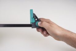 může být toto nové stolní upínací zařízení aretováno v kterémkoli otvoru o O 20 mm. Tímto způsobem můžete na pracovní ploše snadno a rychle upevňovat obrobky až do výšky 120 mm. Pro alternativní použití jako jednoruční svěrka dodává wolfcraft horní vyměnitelnou čelist hned spolu se zařízením. Pogumované upínací čelisti chrání povrch obrobku během používání. Jsou navíc vybaveny drážkou ve tvaru V