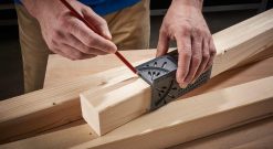 3D pokosový úhelník je vyroben z kvalitního plastu a díky milimetrové a úhlové stupnici nachází všestranné uplatnění při mnoha pracích. S tímto rejskem můžete snadno zjistit rozměry a přenést je na trámy