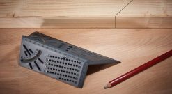 což je ideální k přesnému přenesení úhlu zkosení na dvě strany obrobku. S dorazy v úhlech 45° a 90° a stupnicí pro volné úhly v rozsahu 0–90° budete mít k dispozici všestranný nástroj pro všechna použití. Při vyznačování rovnoběžných čar poslouží 3D pokosový úhelník spolehlivě jako rejsek. Kromě toho je vybaven vrtací šablonou
