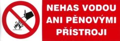 Nehas vodou ani penovými prístrojmi! 148x52mm - samolepka Samolepiace bezpečnostné tabuľka formátu 148x52 mm