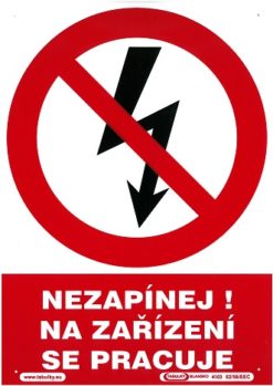 Nezapínajte na zariadení sa pracuje 210x297mm - plastová tabuľka Plastová bezpečnostná tabuľka formátu 210x297 mm