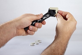 4006885436404_3 je odstraňování a čisté seřezávání silikonových výplní spár hračka. Spáry obnovíte v pouhých několika krocích: bez stresu a přesně. Pomocí oboustranné škrabky na spáry odstraníte téměř beze zbytků staré silikonové nebo akrylové výplně ze spár