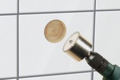 pokud chcete do dlažby nebo obkladaček pomocí akumulátorového šroubováku připravit otvory na sanitární techniku nebo elektroinstalaci. Díky hloubce řezu 45 mm dosáhnete přesného otvoru do obkladaček nebo dlažby všeho druhu. Vrtací korunky jsou k dostání v různém průměru