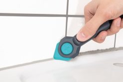 které vyžadují renovaci. Pravoúhlá geometrie škrabky zajišťuje bezpečné vedení ve spáře. Zatímco dvě zkosené hrany seškrabují silikon nebo akryl z dlažby a keramiky